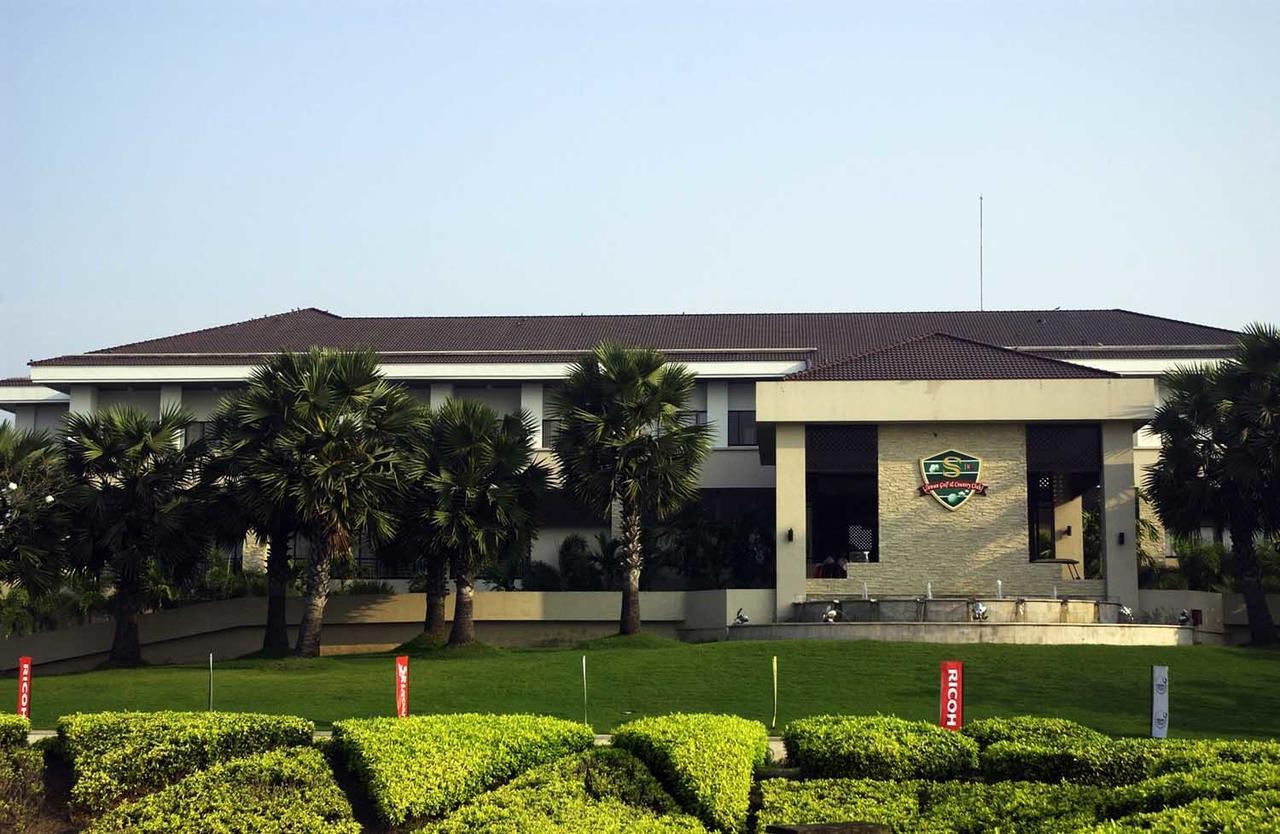 Nakhon Chai Si Suwan Golf & Country Clubゲストハウス エクステリア 写真