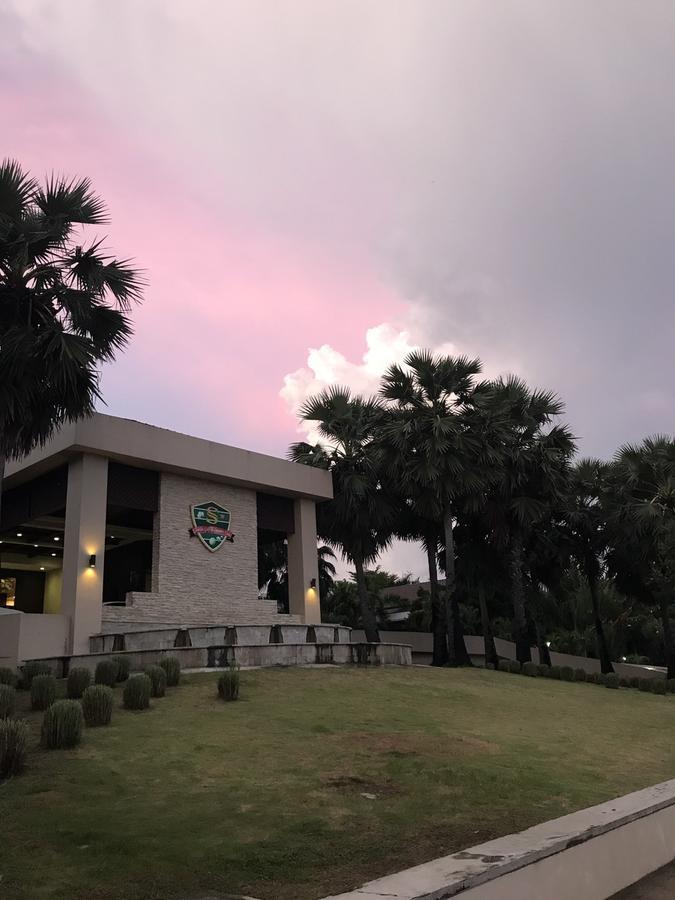 Nakhon Chai Si Suwan Golf & Country Clubゲストハウス エクステリア 写真