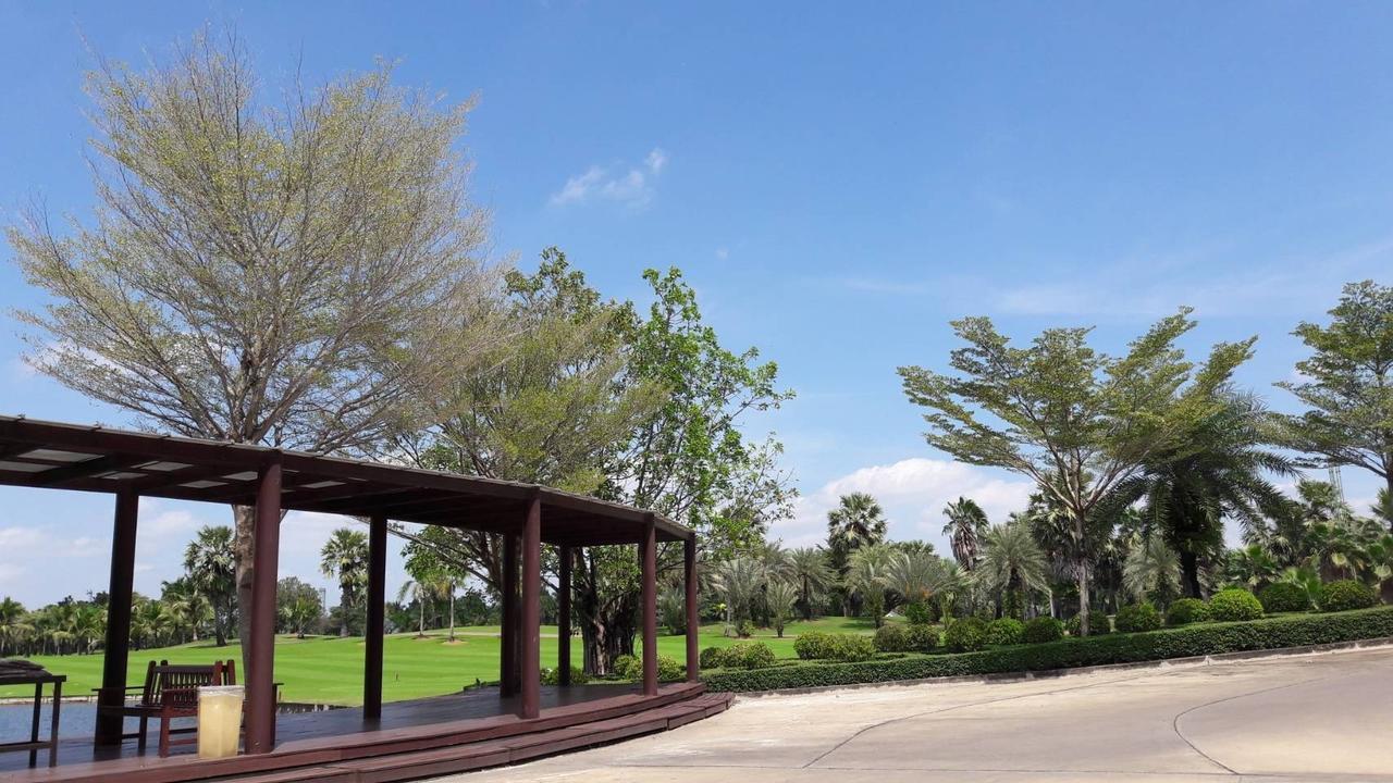 Nakhon Chai Si Suwan Golf & Country Clubゲストハウス エクステリア 写真